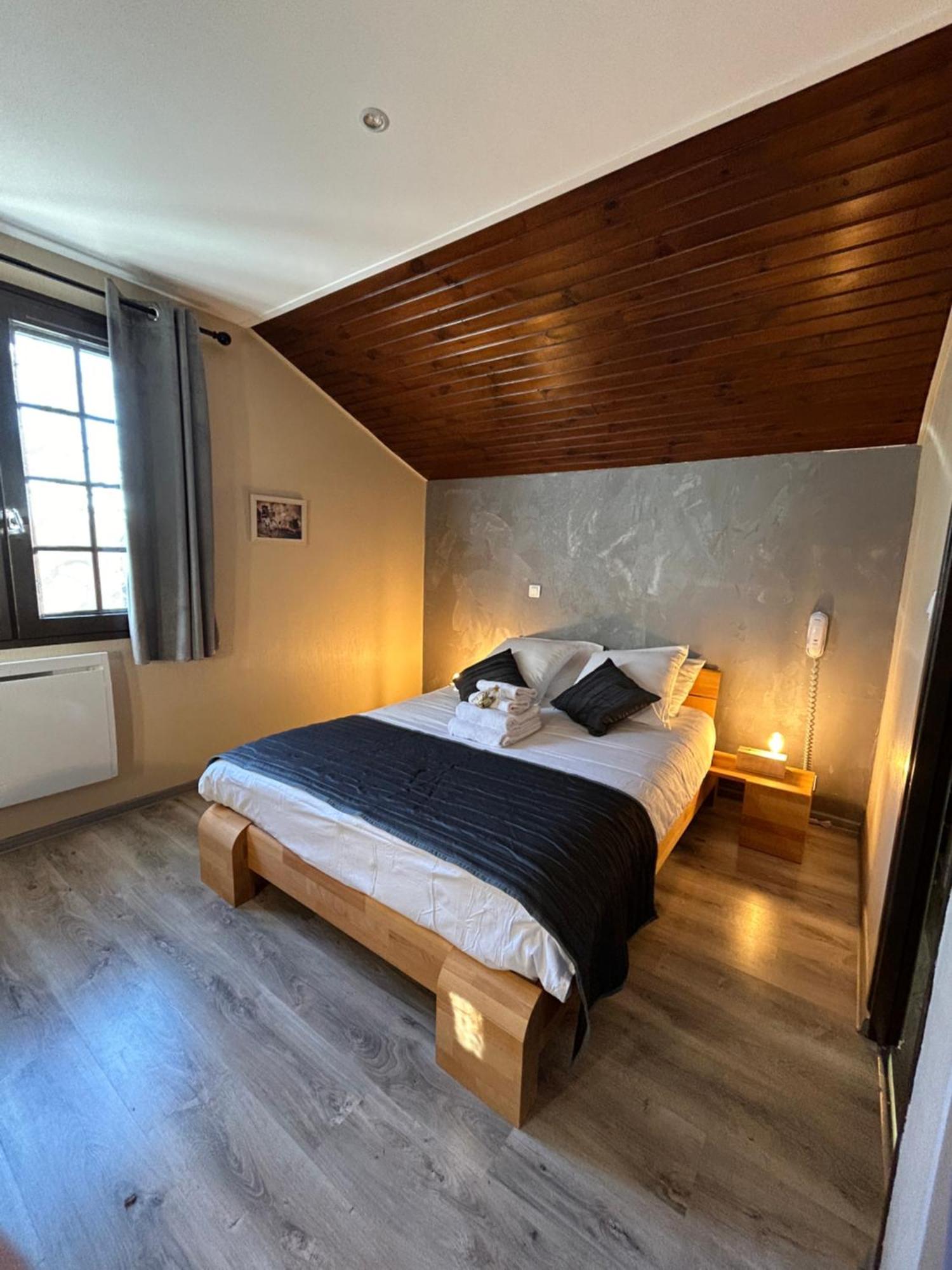 Hotel Logis Le Relais De La Voie Sacree Issoncourt Zewnętrze zdjęcie