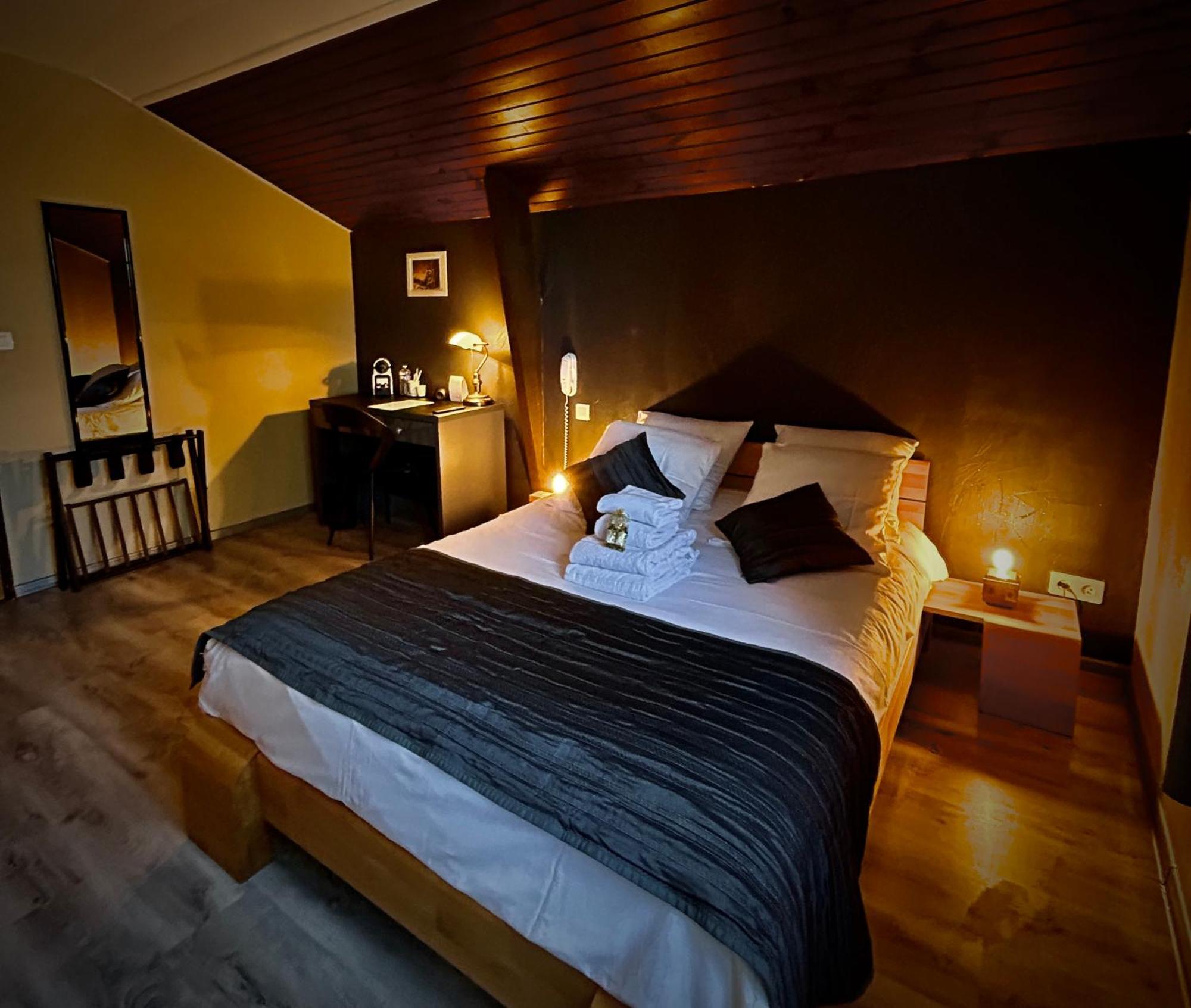 Hotel Logis Le Relais De La Voie Sacree Issoncourt Zewnętrze zdjęcie