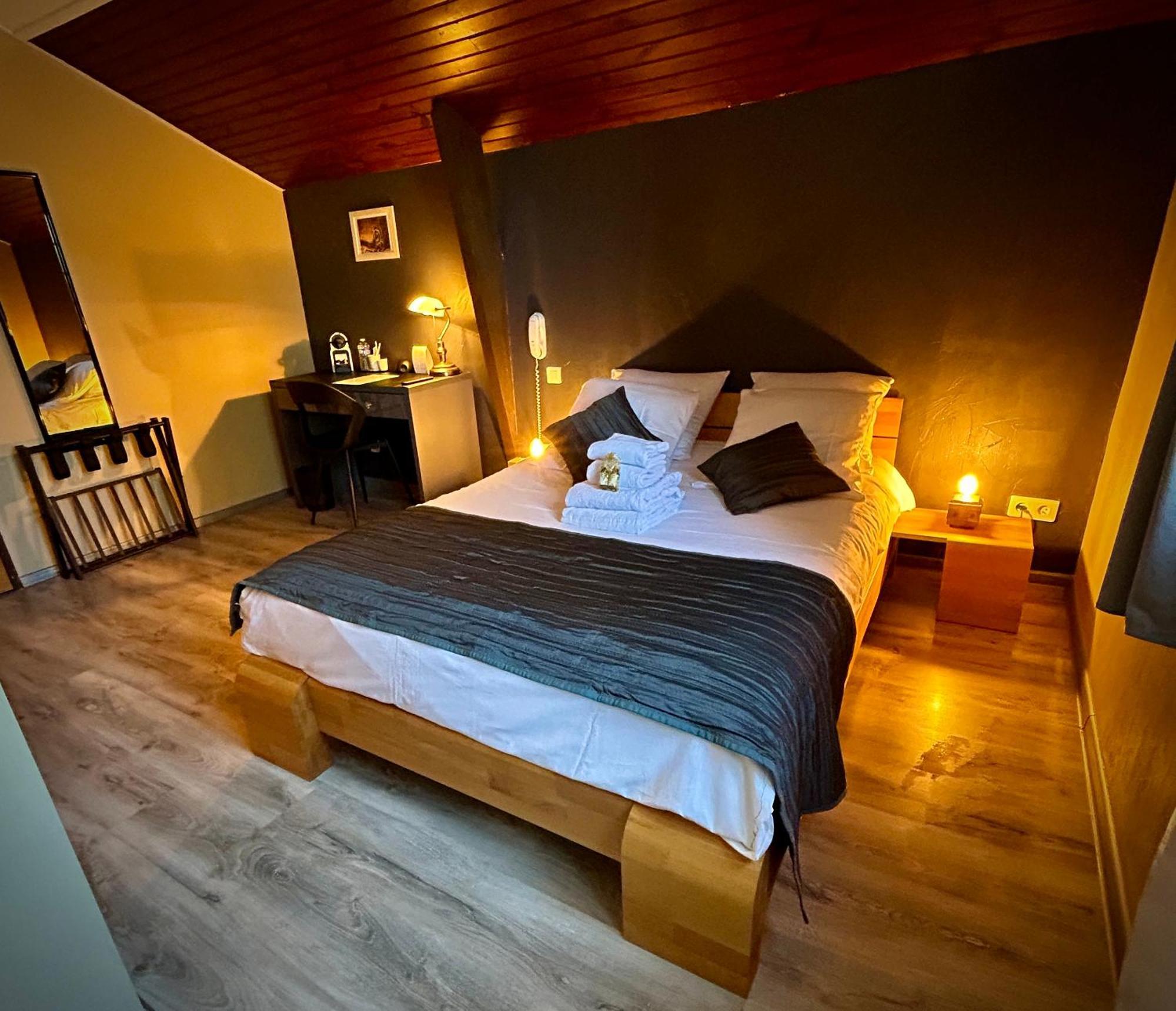 Hotel Logis Le Relais De La Voie Sacree Issoncourt Zewnętrze zdjęcie