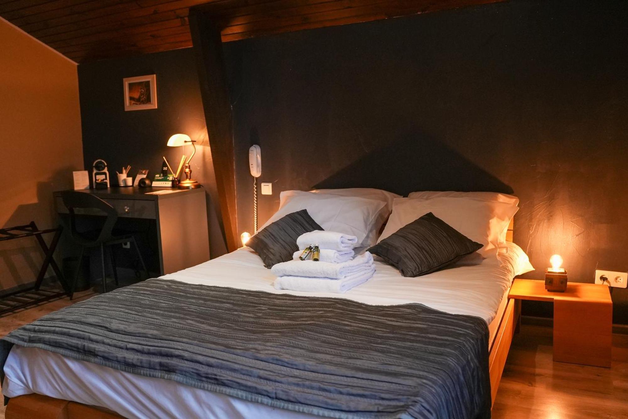 Hotel Logis Le Relais De La Voie Sacree Issoncourt Zewnętrze zdjęcie