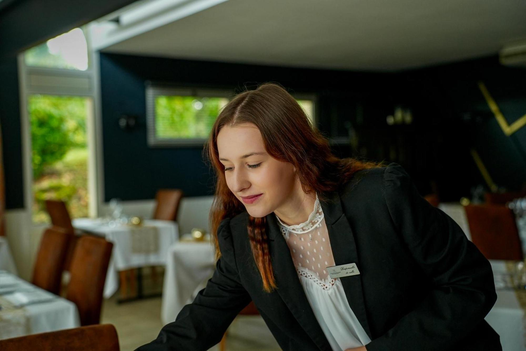 Hotel Logis Le Relais De La Voie Sacree Issoncourt Zewnętrze zdjęcie