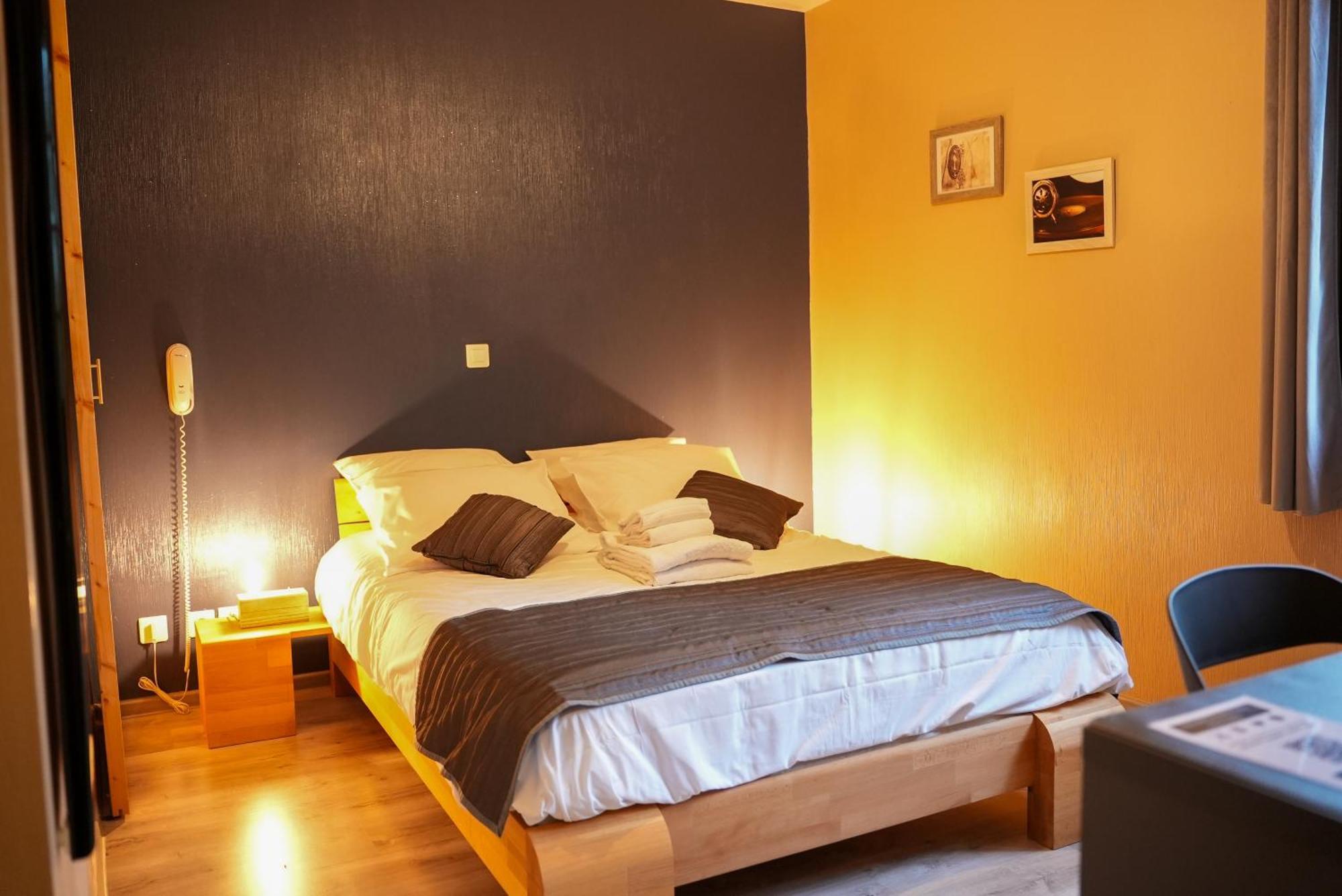 Hotel Logis Le Relais De La Voie Sacree Issoncourt Zewnętrze zdjęcie