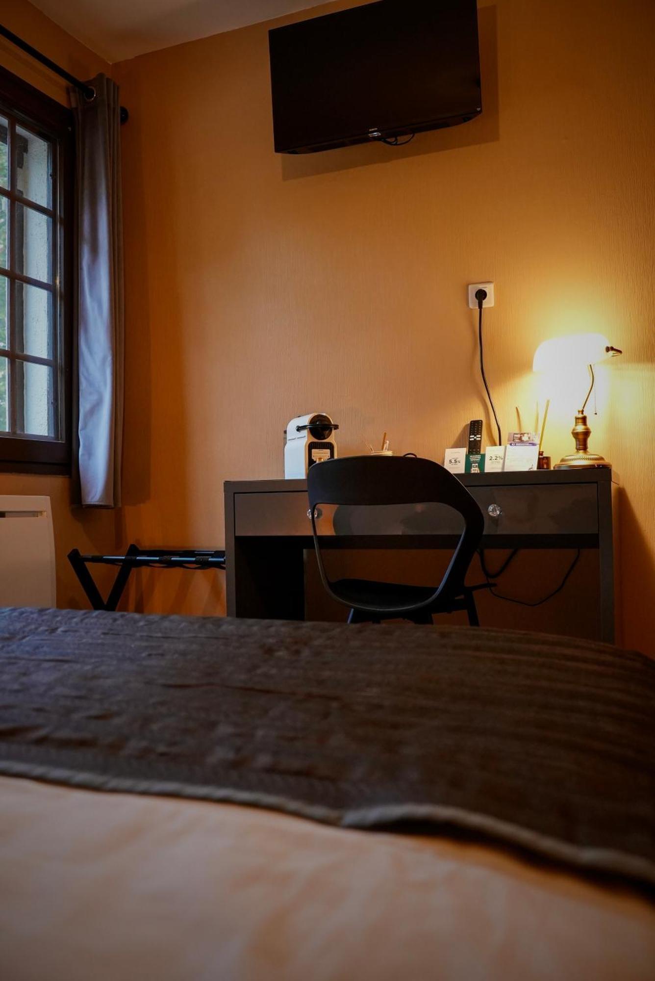 Hotel Logis Le Relais De La Voie Sacree Issoncourt Zewnętrze zdjęcie