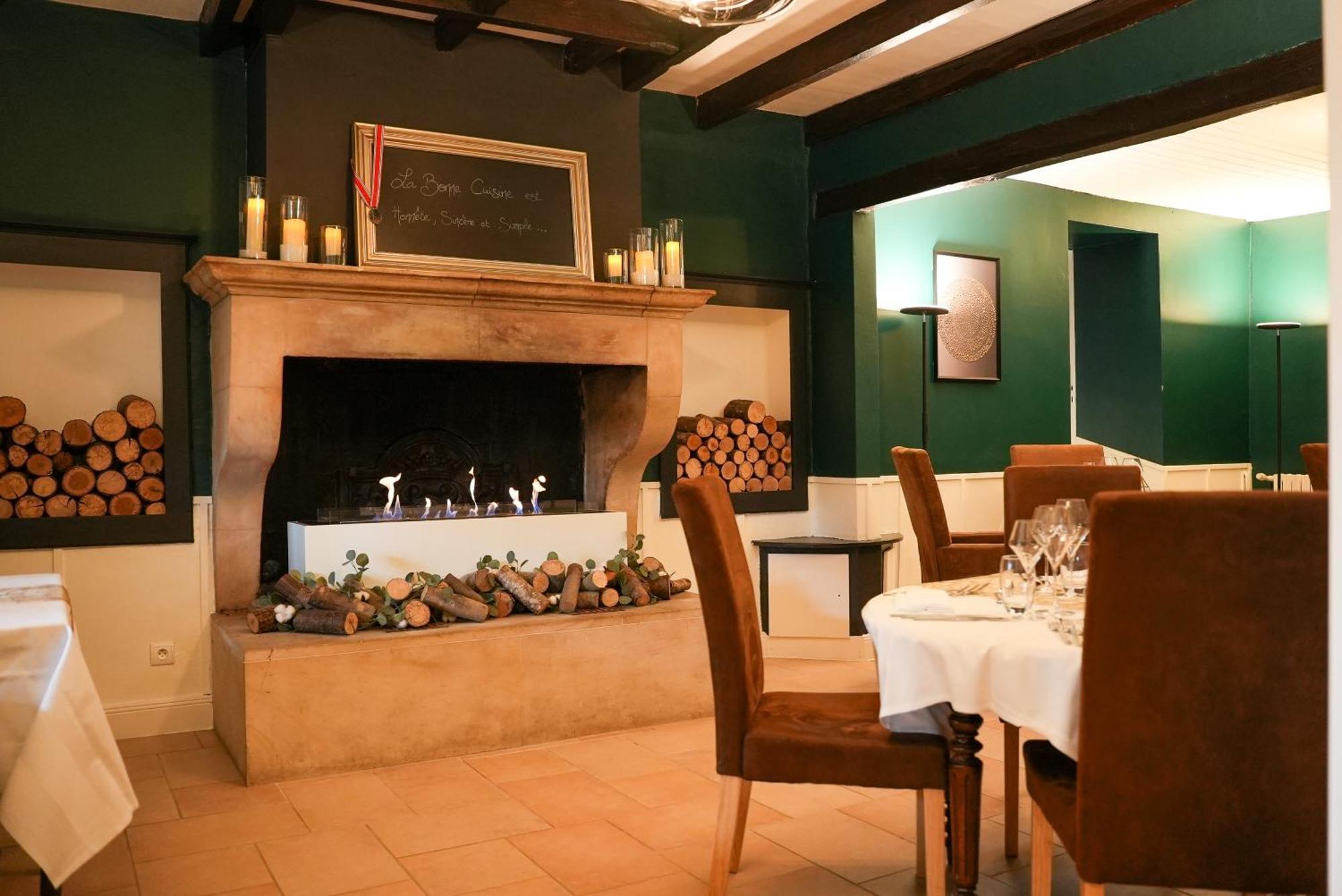 Hotel Logis Le Relais De La Voie Sacree Issoncourt Zewnętrze zdjęcie